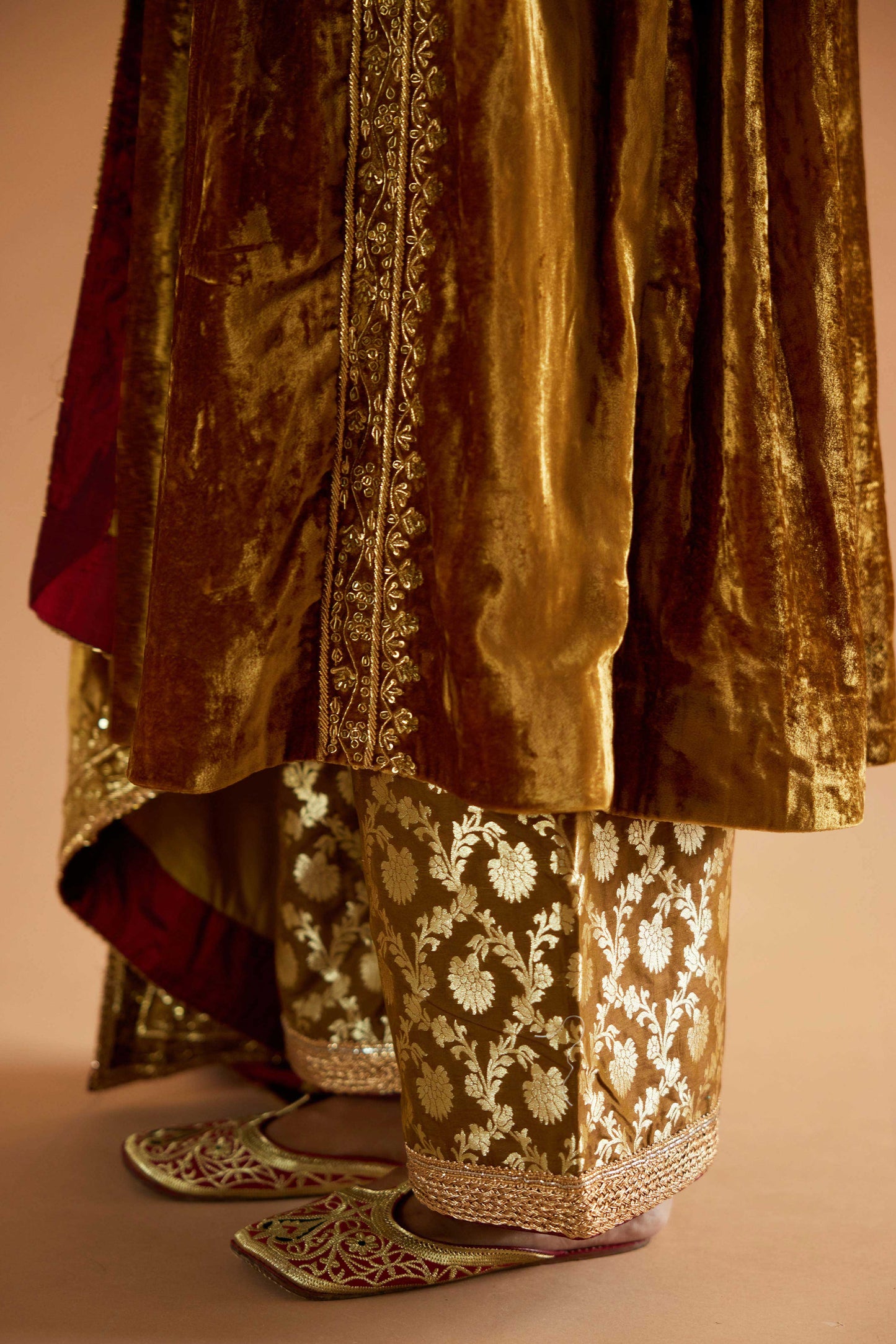 Shehzadi Sunehri Makhmal Joda