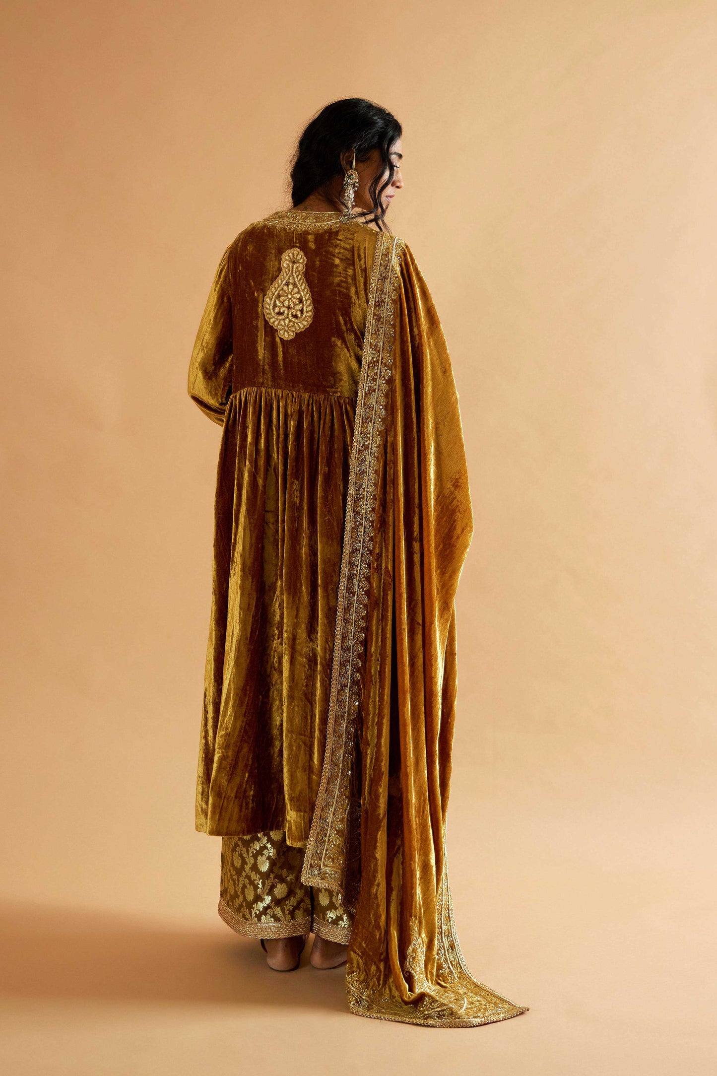 Shehzadi Sunehri Makhmal Joda