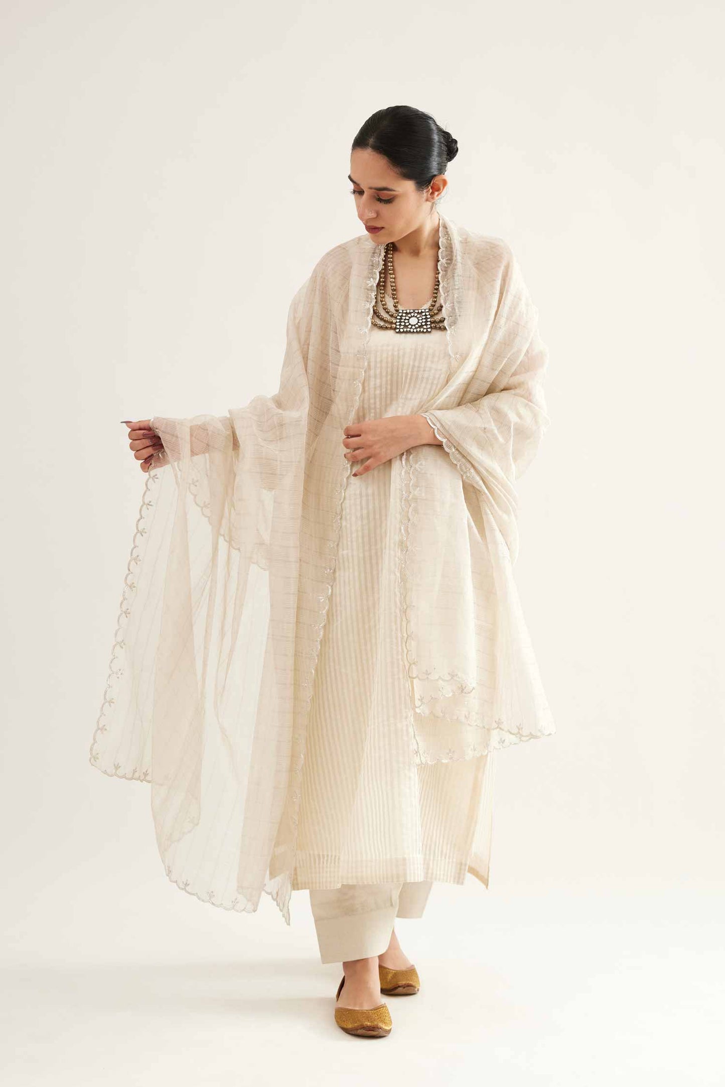 Aqueela Begum joda (safaid)
