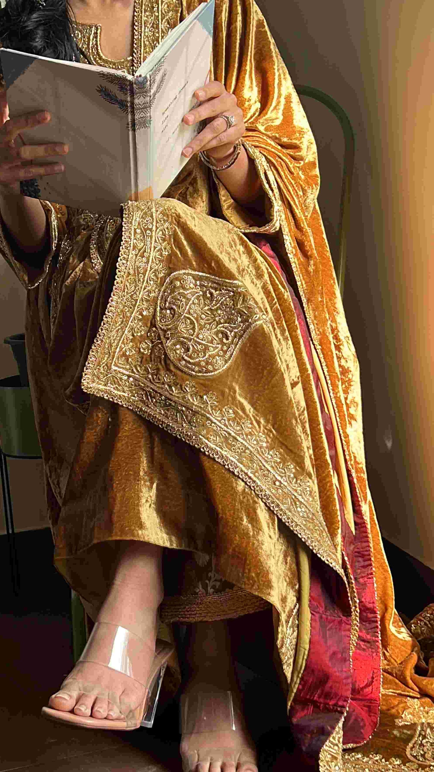 Gold makhmal joda
