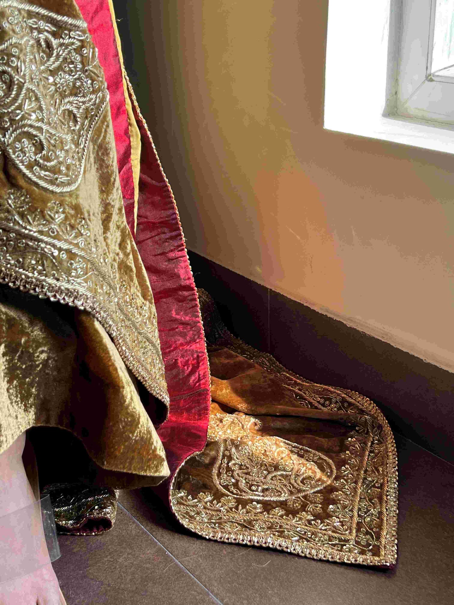 Gold makhmal joda