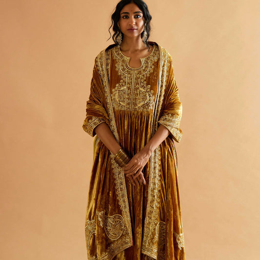 Shehzadi Sunehri Makhmal Joda