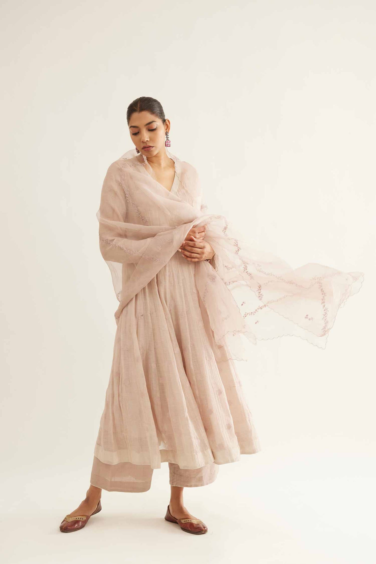 Shaista Chadi joda in blush